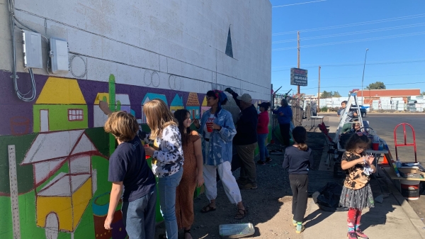 Distrito Latino residents paint a community mural